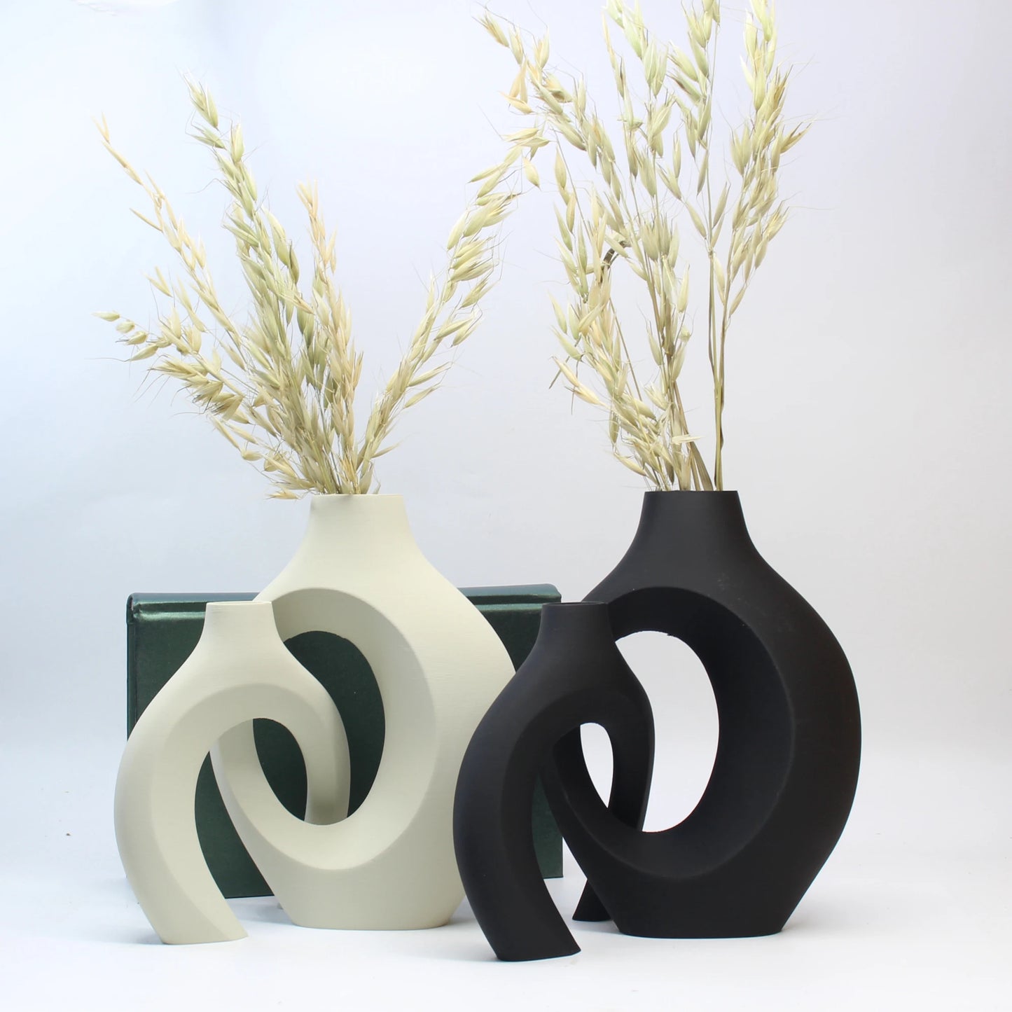 Un ensemble de vases décoratifs pour se blottir - La Mode Escape